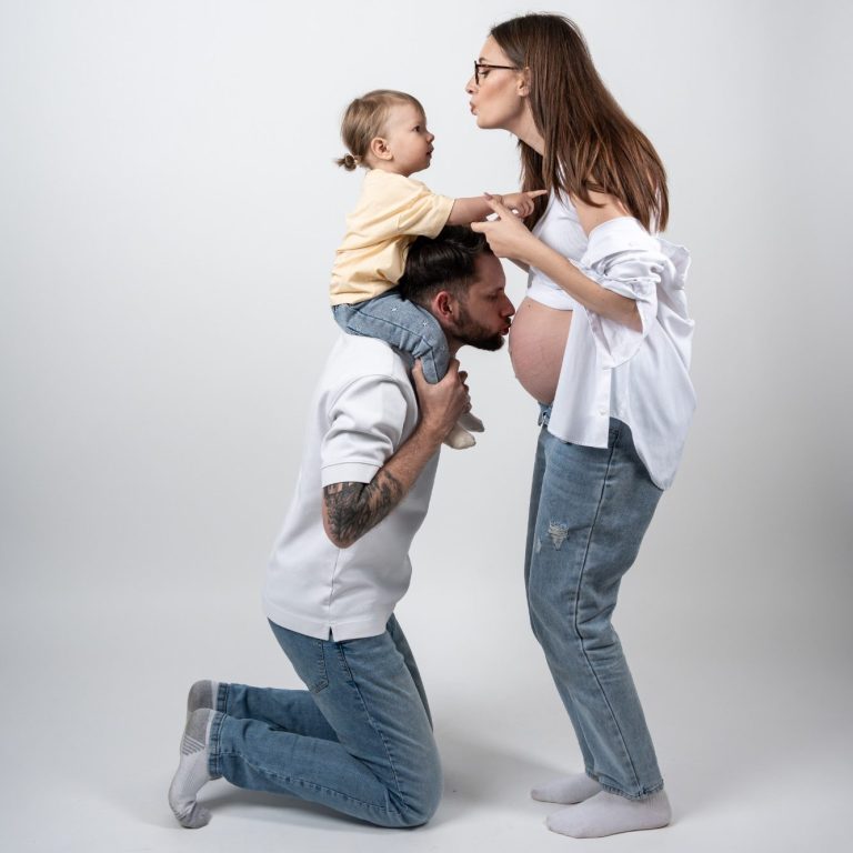 Familie mit Kind beim kreativen Self Shooting im AuraMirror Studio Leipzig vor weißem Hintergrund