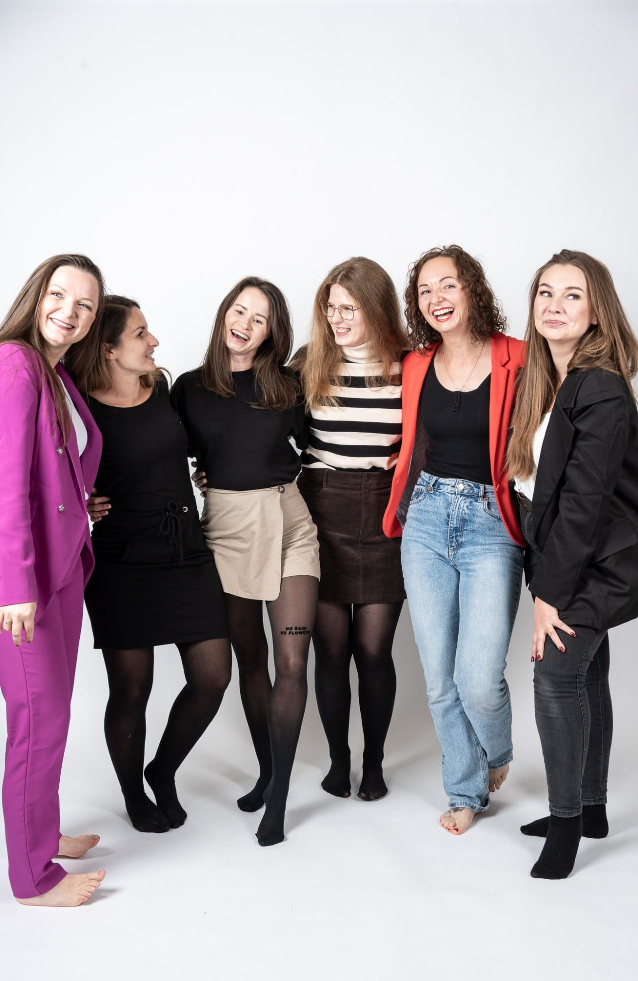 Gruppe von Frauen lacht gemeinsam im AuraMirror Self Studio Leipzig