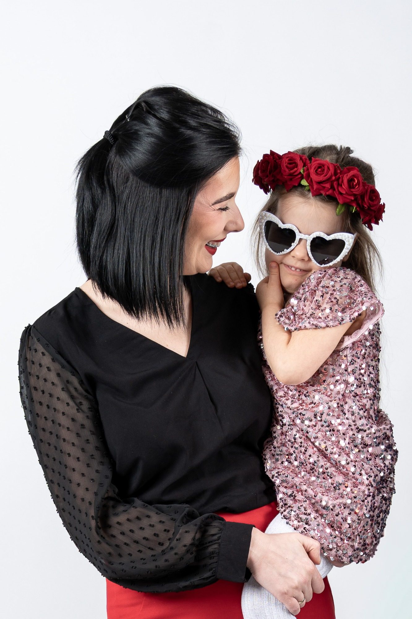 Mutter und Tochter bei einem Familien-Self-Porträt Fotoshooting im AuraMirror Fotostudio in Leipzig