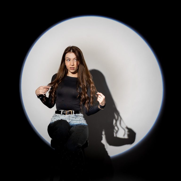 Frau im Spotlight Licht beim Self Shooting im AuraMirror Studio Leipzig mit starkem Kontrast