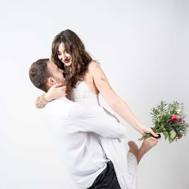 Paar beim Self Shooting im AuraMirror Studio Leipzig mit natürlicher Bewegung und Emotion