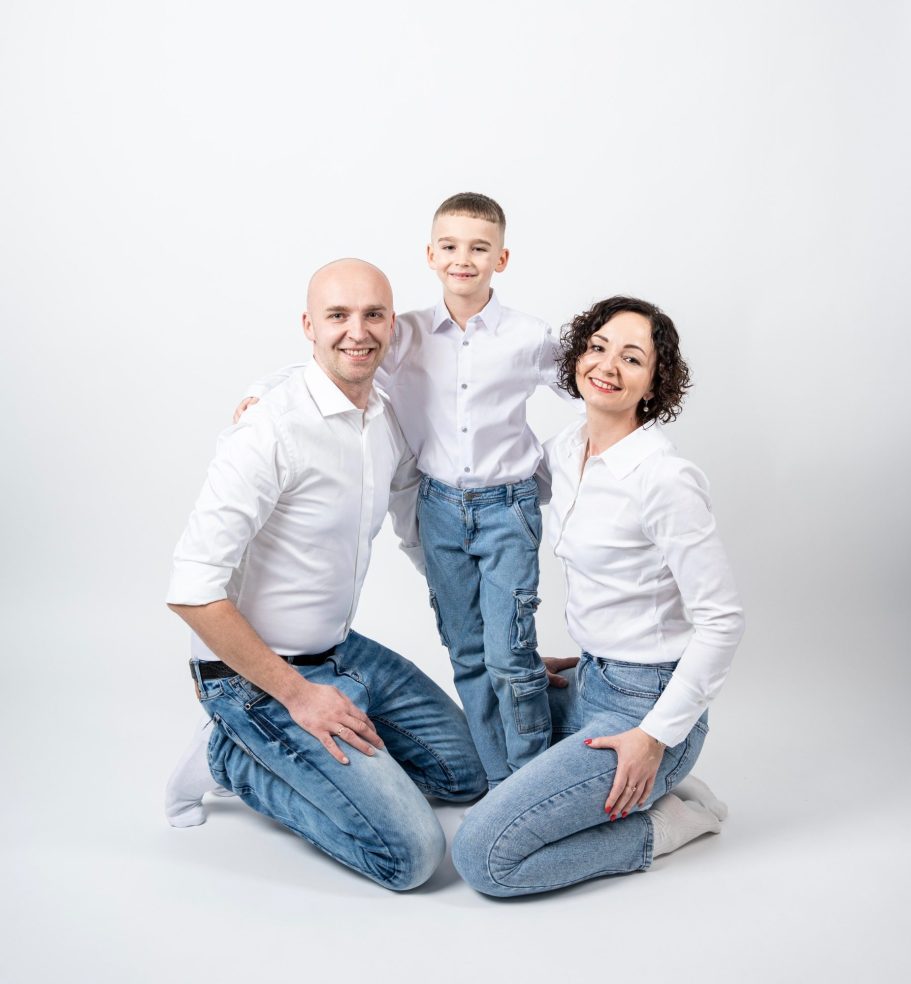 Familienporträt im Self Photo Studio Leipzig – Eltern und Kind fotografieren sich selbst bei AuraMirror