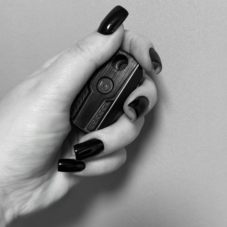 Hand mit Fernauslöser im Self Portrait Studio