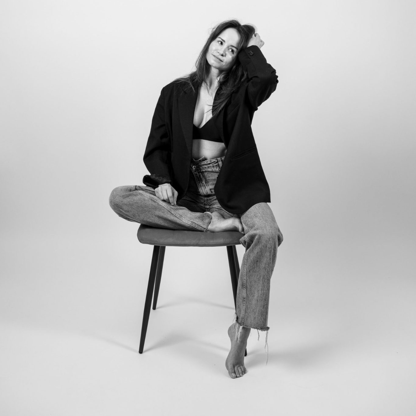 self portrait frau auf stuhl studio leipzig schwarz weiss