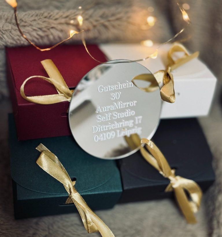 Physischer Geschenkgutschein von AuraMirror – hochwertig verpackt