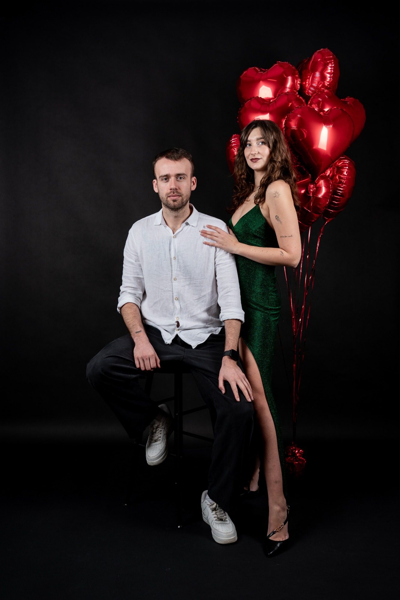 Romantisches Paarshooting mit Herz-Luftballons im AuraMirror Self Studio Leipzig.