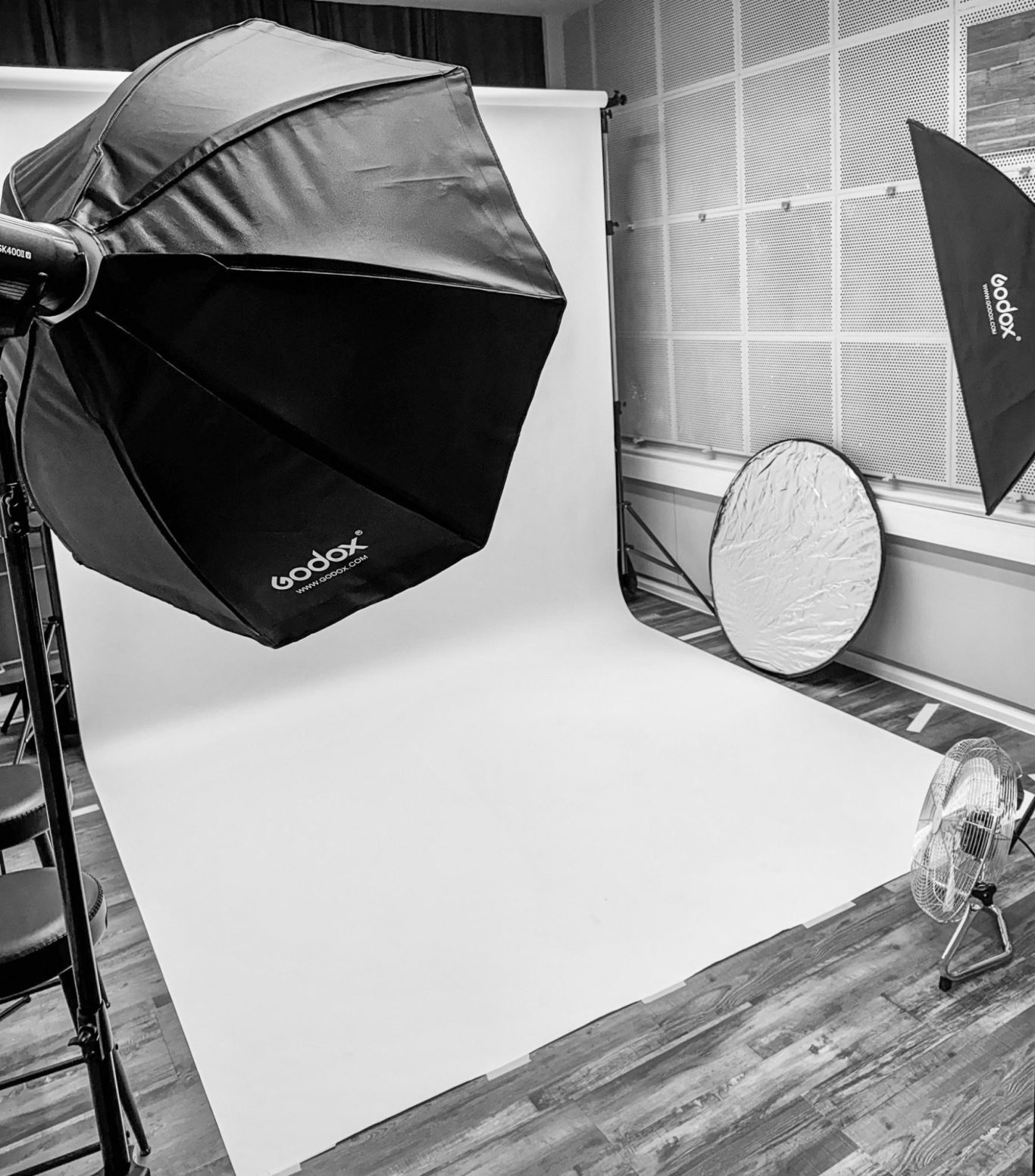 Fotostudio-Setup mit Softboxen und Reflektor im Self Studio AuraMirror Leipzig